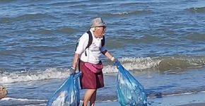 Aos 85 anos, vovô percorre quilômetros recolhendo lixo das praias
