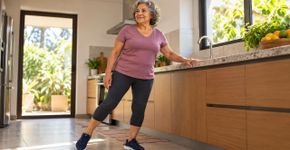 6 exercícios simples para melhorar o equilíbrio e ajudar a prevenir quedas que você pode fazer descalço em casa