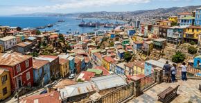 Casas coloridas sobem pelas encostas, funiculares vencem os morros e o oceano aparece entre vielas e mirantes: a cidade chilena que cresceu como o principal porto mercante do Pacífico sul-americano antes da abertura do Canal do Panamá