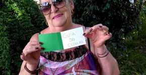 Sobrinho faz guia de como usar celular para tia de 76 anos