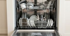 Na Suécia, a louça não precisa passar pela água quente antes de entrar na lava-louças: máquina cheia, sem pré-enxágue e programa adequado formam uma combinação mais econômica para a rotina da cozinha