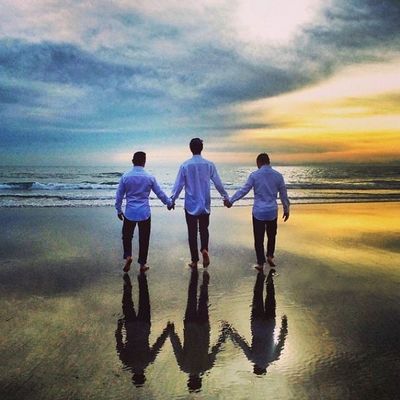 Os homens aparentam estar imitando algumas poses de mulheres nas fotografias (Imagem: Reprodução/BoredPanda)