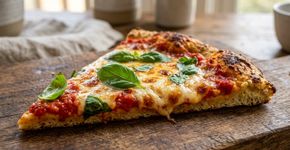 Não sabe o que fazer com a couve-flor? Triture, retire bem a água e misture com queijo e ovo para preparar uma massa de pizza sem farinha e sem precisar sovar