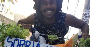 Homem leva comida em sua bicicleta para ajudar pessoas de rua