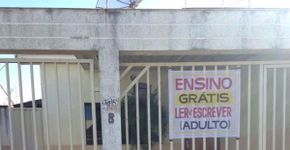 Aposentada cria sala de aula em casa para alfabetizar adultos