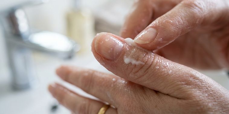 Featured main: A unha lasca, a cutícula resseca e a mão fica o tempo todo na água: hidratar unhas e cutículas depois de lavar as mãos ajuda a reduzir fragilidade