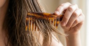 Pentear o cabelo molhado do jeito errado aumenta a quebra: dermatologistas explicam quando usar pente de dentes largos e quando esperar os fios secarem um pouco