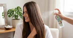 Qual a finalidade de aplicar água de coco no cabelo e como fazê-lo corretamente para potencializar o resultado?