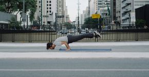 Homem usa Yoga como forma de intervenção urbana