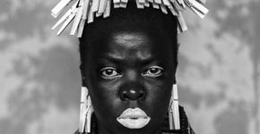 Foto: (Bester I, Mayotte, 2015 © Zanele Muholi, cortesia Yancey Richardson, Nova York.)