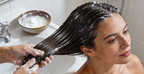 Como fazer a máscara de amido de milho para salvar o cabelo ressecado e com fizz