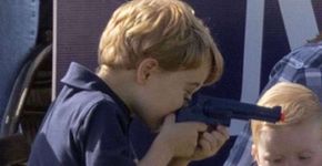Príncipe George brinca com arma em evento e gera debate nas redes