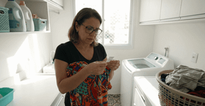 A técnica do vinagre branco que virou tendência porque fixa a cor da roupa nova e tira o cheiro de guardado