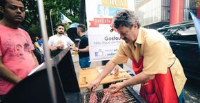 Roda de samba com churrasco ocupa a Avenida Paulista