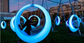 Empresa cria parque interativo com balanços iluminados