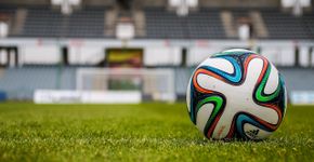 Expulso, técnico surpreende e usa celular para seguir comandando o time em campo