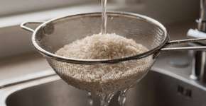 Nem lavado demais, nem direto da panela: a forma correta de preparar arroz para manter seus minerais