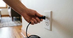 Morador começou a desligar um aparelho da tomada todos os dias porque acreditava que aquilo reduziria bastante a conta de luz, mas meses depois descobriu que o hábito estava criando outro problema dentro de casa