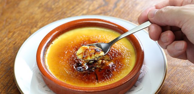 Aprenda a fazer um delicioso crème brûlée em casa