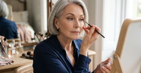 Para abrir o olhar a partir dos 50/60 anos, aplique na raiz dos cílios uma sombra de olhos de cor marrom ou bordô como se fosse um delineador