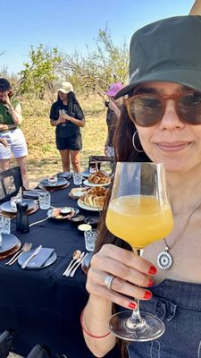 Café da manhã na savana com mimosas e outras delícias