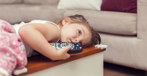 Estudo aponta: 54% das crianças passam mais de 4h em frente à TV