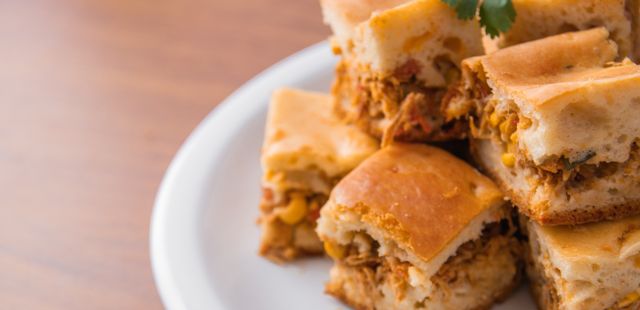 Torta de frango preguiçosa que bate tudo no liquidificador