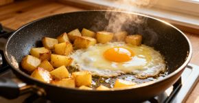 Duas batatas e dois ovos viram café da manhã completo em 15 minutos e ficam crocantes igual pizza