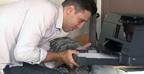 Fisioterapeuta faz e imprime currículos para ajudar desempregados