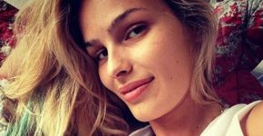 Yasmin Brunet ‘levita’ na praia em exercício de yoga