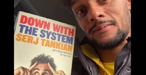 Gustavo Scarpa, do Atlético-MG, rasga elogios a livro escrito por vocalista do System Of a Down