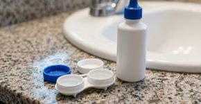 Tomar banho usando lentes de contato pode parecer inofensivo, mas a água pode deformar a lente e levar microrganismos até os olhos: autoridades americanas recomendam retirá-las antes do chuveiro