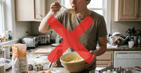 Provar a massa crua do bolo parece arriscado apenas por causa dos ovos, mas há outro ingrediente que merece atenção: autoridades americanas alertam que a farinha também é um alimento cru e pode carregar bactérias