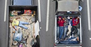 De cima de uma ponte, fotógrafo mexicano registra sonecas em caçambas