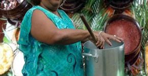 Feijoada da Tia Surica, a pastora da Portela, no Teatro Rival