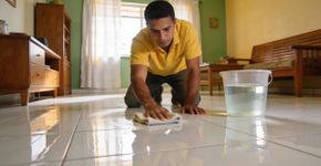 Misturinha caseira pra deixar o piso brilhando sem ficar escorregadio e sem cheiro forte de produto
