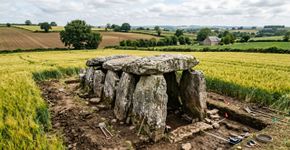 Arqueólogos exploravam terras agrícolas comuns na Europa Central, e o que encontraram subterrâneo nos obriga a repensar 5.000 anos de história funerária