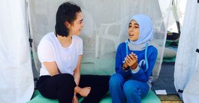 Elenco de Game of Thrones visita campo de refugiados