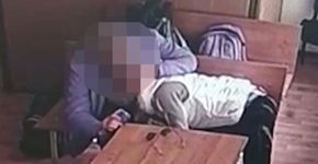 Mulher é filmada fazendo sexo oral em réu dentro de tribunal