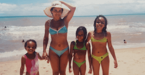 Homem trans compartilha ‘antes e depois’ com família na praia