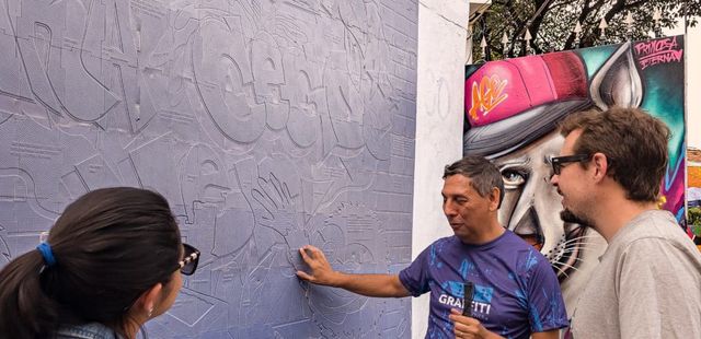 #PraCegoVer: Beco do Batman tem 1º grafite em braille do mundo