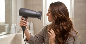 O secador de cabelo pode provocar mais danos quando utilizado muito perto dos fios: cabeleireiros explicam por que a distância e a temperatura influenciam o resultado da secagem