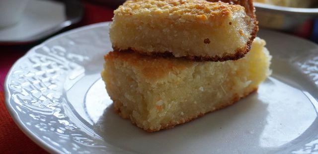 Bolo de mandioca com coco com poucos ingredientes