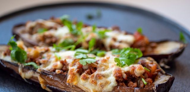 Almoço fácil e saboroso: transforme ingredientes simples em uma berinjela recheada