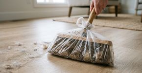 Enrolar um saco plástico na vassoura antes de varrer: para que serve e por que é recomendado
