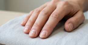 Manchas, riscos e alterações na tonalidade das unhas podem revelar sinais importantes sobre a saúde