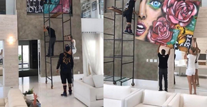 Ana Hickmann coloca andaime em sua sala para instalar quadros
