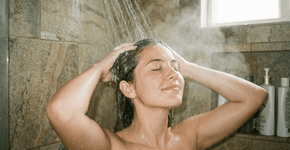 Cabeleireiros alertam: o vacilo comum que você comete ao lavar o cabelo que pode ressecar as pontas e desbotar a cor