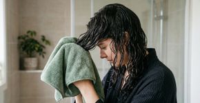 Cabeleireiros explicam por que esfregar os cabelos com a toalha depois do banho pode aumentar o frizz e qual é a maneira mais delicada de retirar o excesso de água dos fios