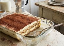 Featured side: Os cozinheiros italianos concordam: “Para um tiramisù perfeito, o mascarpone não é misturado direto com o açúcar, mas sim incorporado às gemas batidas em banho-maria.”